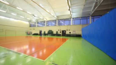 Işıklı okul spor salonu içinde net Voleybol