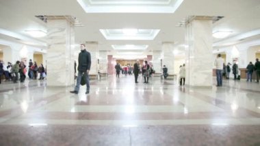 öğretmen ve öğrencilerin Ana Kütüphane Moskova Devlet Üniversitesi soyunma salonunda yürüyüş