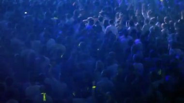 rave partisinde seyirci dans