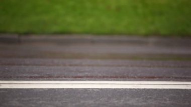 birçok kişi bacaklar her iki yönde de ıslak asfalt üzerinde çalıştırın.