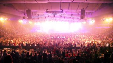 çok rave partisinde hayranları, dj eller sahnede yükselir