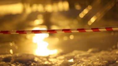 girme ve geceleri bir buz delik bırakarak kişi loş silüeti