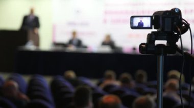 videocamera, sunu salonda öğretim görevlisi performansını kaydını tutar.