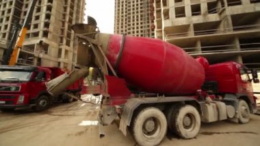 Beton Mikser stand yer binasında, kamyon kum dolu geldi