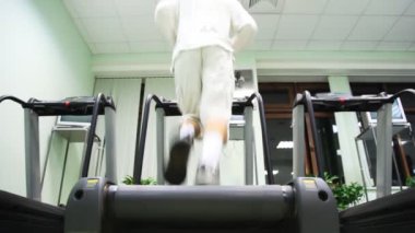 adam hızlı büyük salonunda treadmill üzerinde çalışır.
