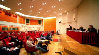 Konferans Salonu, küresel stratejik forum x panoramik insanlar oturup
