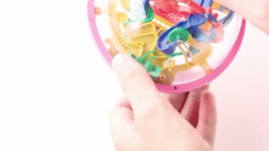 üç boyutlu oyuncak puzzle kollarını döndürmek