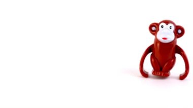 ekranın dışına clockwork kahverengi oyuncak maymun yan yürüme mesafesinde sağ sol dışarı