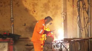 işçi kaynak metal kafes bezi tarafından asetilen meşale