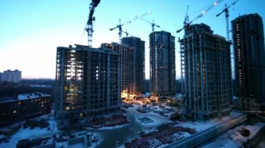 amele inşaat Makinası yurt alanda arka plan üzerinde kış