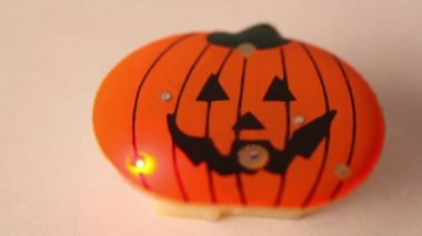 küçük oyuncak halloween balkabağı flaşlar ile light yol açtı.