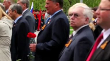 Başkanı dmitriy medvedev stand askeri adam, çiçekler ile resmi kuruluş yürümek yanında