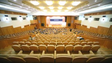 Konferansı'nda ahşap sandalye ile büyük salonda birçok kişi oturmak