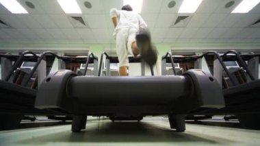 adam hızlı boş spor salonunda treadmill üzerinde çalışır.