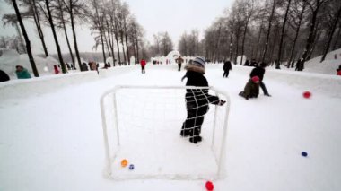 çocuklar parkta futbol kış günü oynamak.