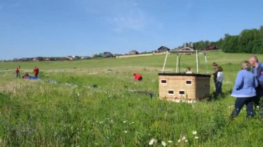 sıcak hava balon uçuş öncesi işçileri hazır