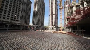 metal karkas arasında yarım kalmış binaların ve Vinçler