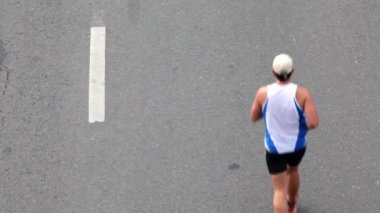 erkek spor giyim asfalt çalışması