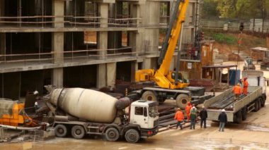 işçiler kamyon vinç yardımıyla metal teller ile kaldırın.