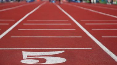 koşu parkuru yarışı için özel kırmızı kapaklı beş numara