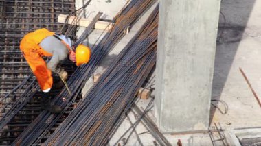 işçi kaynak metal kafes bezi tarafından asetilen meşale