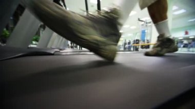 adamın ayakları hızlı bir şekilde büyük salonunda treadmill gidin.
