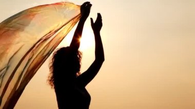 gökyüzü ve güneş karşı kadın hangi dalgalar ince şal tutun var