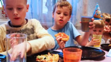 çocuk doğum günü kutlama masa etrafında oturup