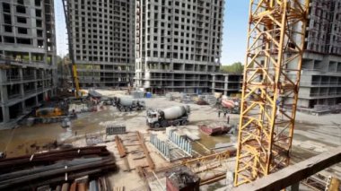 işçi ve inşaat alanında birçok evlerin Beton karıştırıcı