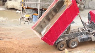 damperli kamyon kum kaldırır ve devam etti