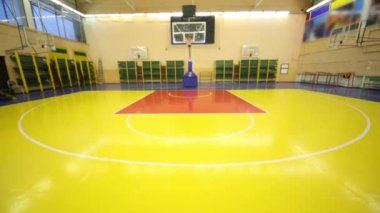 İçeride ışıklı Kırmızı Sarı zemin ve sepet, yukarı doğru hareket ile okul spor salonu