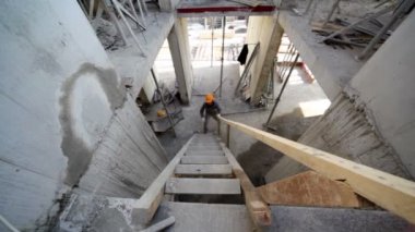 Sonraki kat ahşap merdiven tarafından yürüyüş Oluşturucu