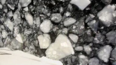 buz tekne görünümünden kırık, aşağıya doğru hareket