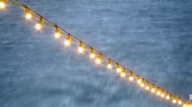 ampuller garland önünde kara deniz, zaman atlamalı