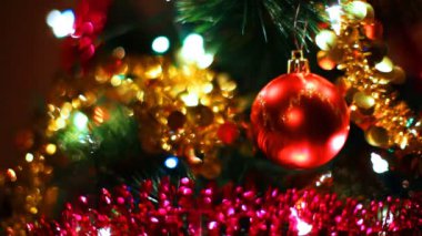 cam oyuncak kırmızı top arasında Noel ağacı, yanıp sönen çelenk-üzerinde asılı