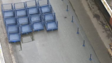 Yükleyici boş Bagaj kutuları toplamak