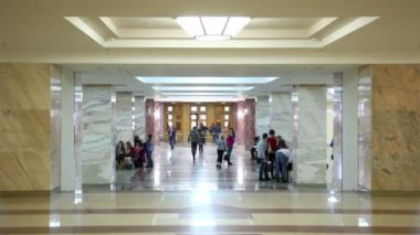Ana Kütüphane Moskova Devlet Üniversitesi'den binanın simetrik salonunda öğrenciler