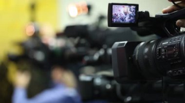 Operatör Kamera zoom ve, video ekranında gösterilen döndürün