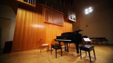 organ yakınındaki sahnede piyano