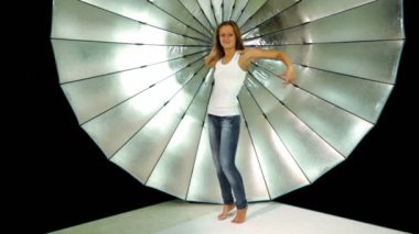 Kız kot pantolon ve gömlek önünde reflektör fotoğraf Studio