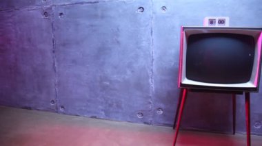 eski moda tv blok duvar hakkında bunun üzerinde saat ve