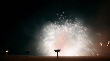 adam spin fireworks yangın, performans, başka biri gelip yangın tükürdü göster