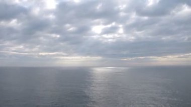 Beyaz bulutların üstünde gemi açık denizde, zaman atlamalı geçmek