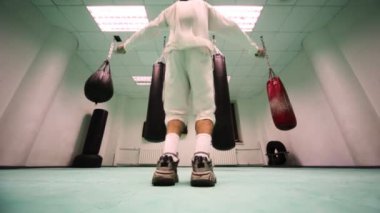 adam hızla salonu boks ipin üzerine atlar.