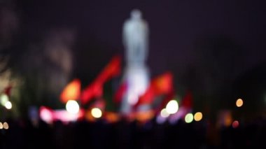 kalabalık gece Anıtı önünde kırmızı bayraklı