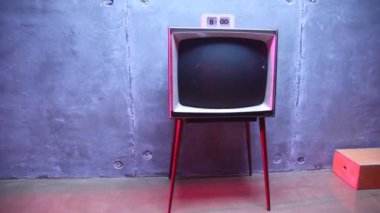 blok duvar hakkında eski moda tv ve saat üstünde ayakta