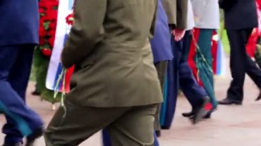 merdivenlerde çiçekli asker yükselmek, meçhul asker Anıtı, koymuşlar