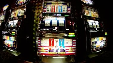 sayı Center'da slot makinesidir slot makineleri adam presler düğmesine