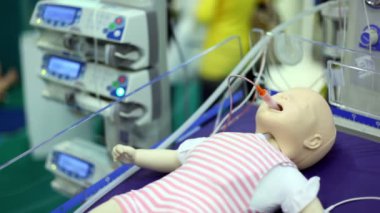 kukla olan küçük çocuğun ağzına sağlık kutusunu emme ünitesi tüp