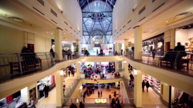 insanlar yürüyüş boyunca butikler ve diğer sit tezgah üzerinde birden fazla katlı Ticaret Merkezi